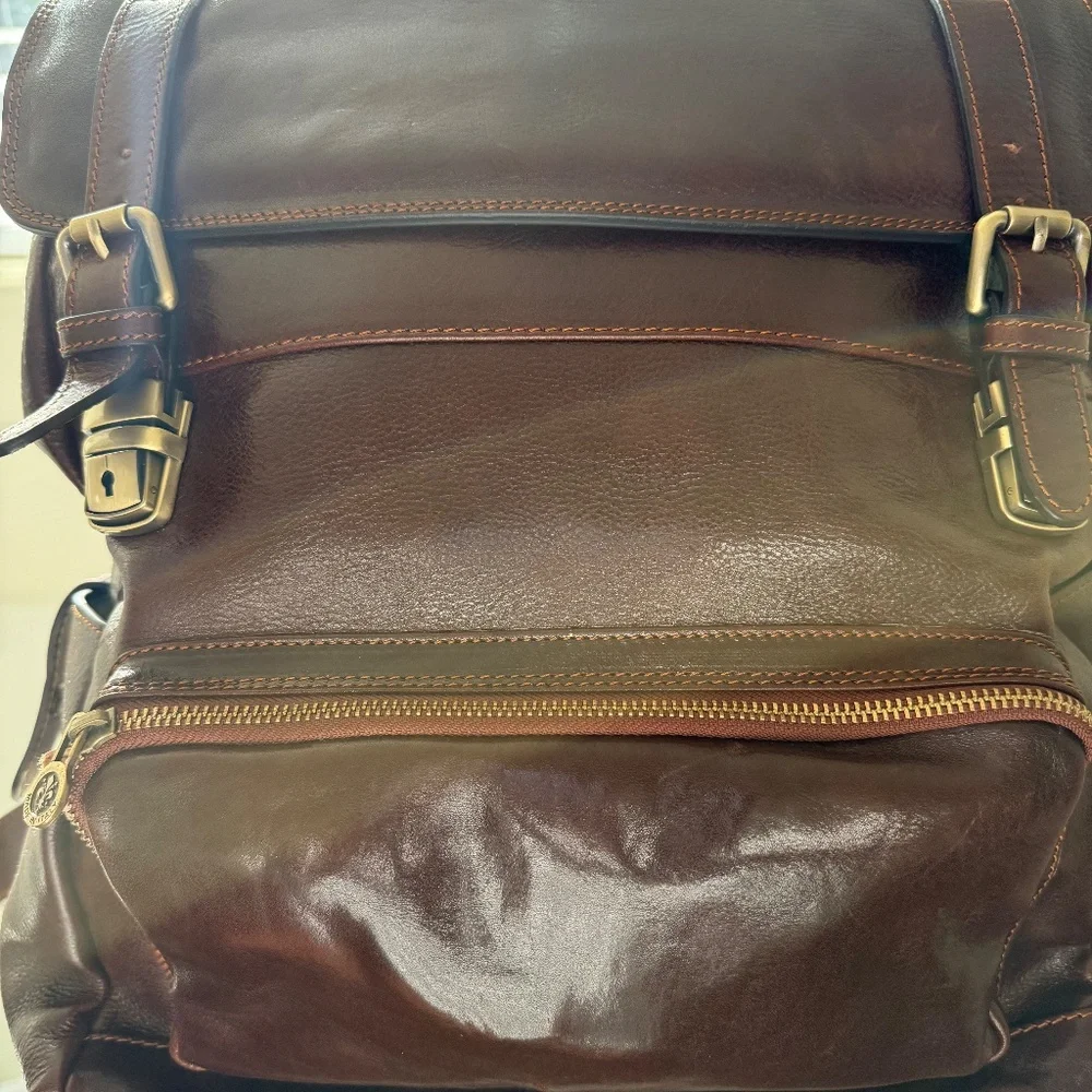 Artisan Craftsmanship made in Italy. Full Grained Leather backpack.